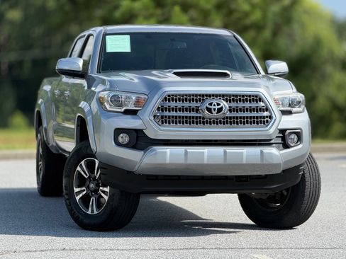 Used 2017 Toyota Tacoma TRD Sport w/ Tow Package RWD image 4