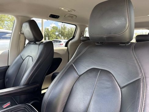 Used 2018 Chrysler Pacifica Touring-L w/ Tire & Wheel Group FWD image 24