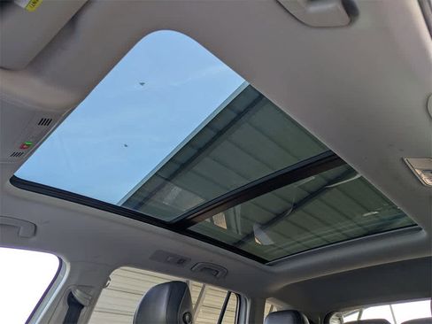 Used 2021 Volkswagen Tiguan SE w/ Panoramic Sunroof Package image 26