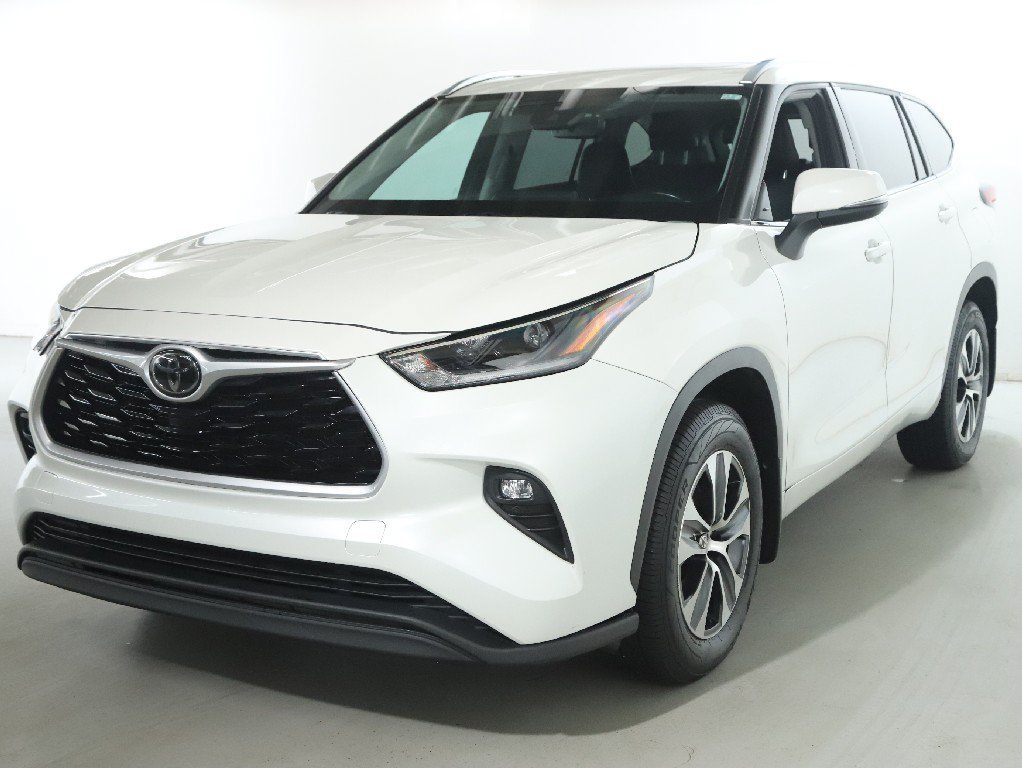 Used 2021 Toyota Highlander XLE AWD/4WD image 1