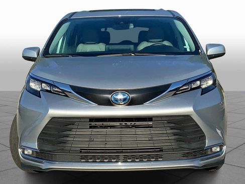 Used 2024 Toyota Sienna XLE image 3