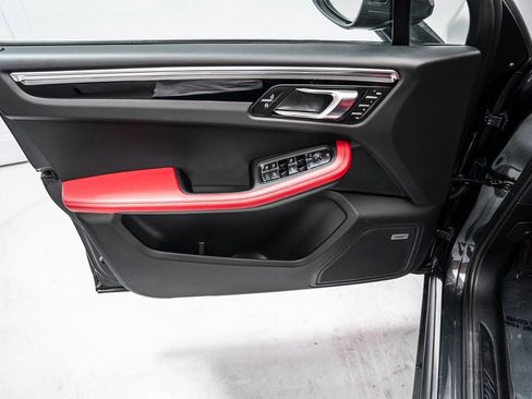 Used 2025 Porsche Macan image 23