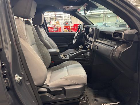 Certified 2025 Toyota Tacoma SR5 AWD/4WD image 19