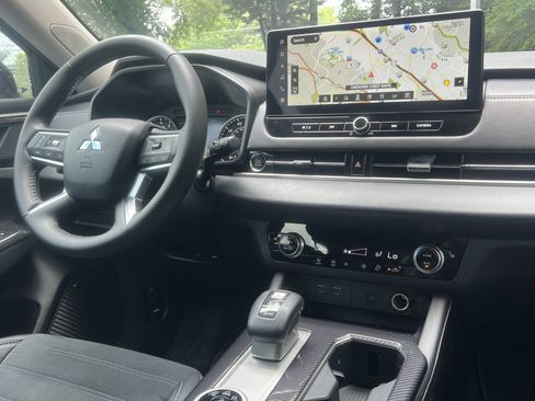 Used 2025 Mitsubishi Outlander SE FWD image 3