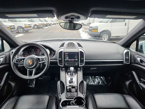 Used 2018 Porsche Cayenne Platinum Edition image 35
