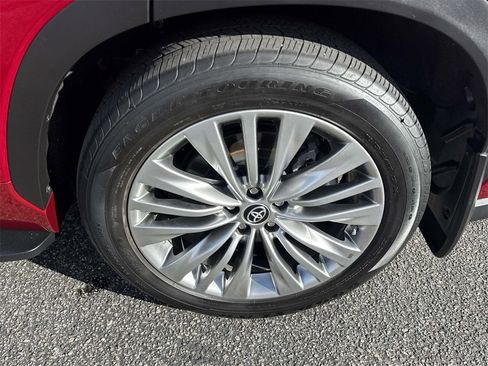 Used 2024 Toyota Highlander Platinum image 30