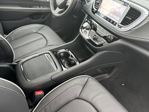 New 2026 Chrysler Pacifica Limited image 17