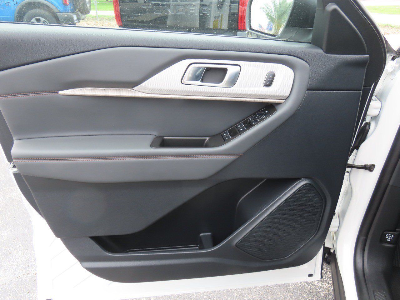 Used 2025 Ford Explorer Active RWD image 26