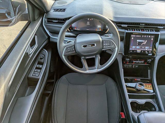 Certified 2025 Jeep Grand Cherokee Laredo RWD image 16