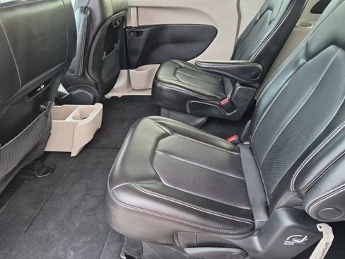 Used 2023 Chrysler Pacifica Touring-L FWD image 12