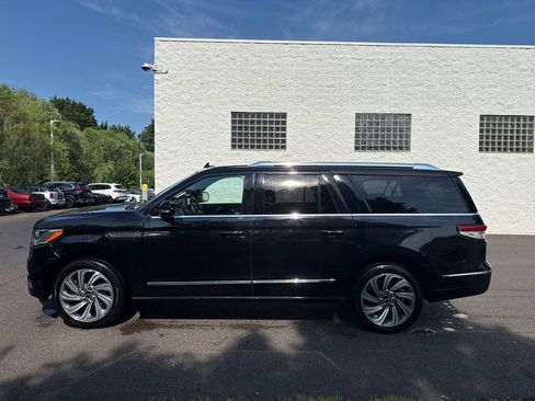 Used 2022 Lincoln Navigator L Reserve AWD/4WD image 2