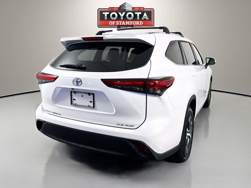 Used 2023 Toyota Highlander XLE AWD/4WD image 7