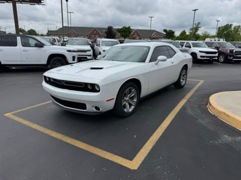 Used 2019 Dodge Challenger SXT RWD image 4