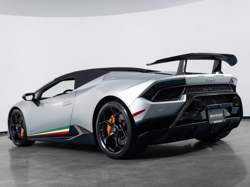Used 2018 Lamborghini Huracan Performante AWD/4WD image 31