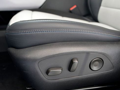 Used 2025 Chevrolet Equinox EV LT w/ Convenience Package II image 16