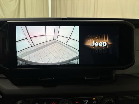 Used 2025 Jeep Wrangler Unlimited Sahara AWD/4WD image 33