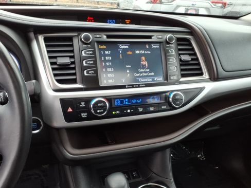 Certified 2018 Toyota Highlander XLE w/ Protection Package #3 image 9