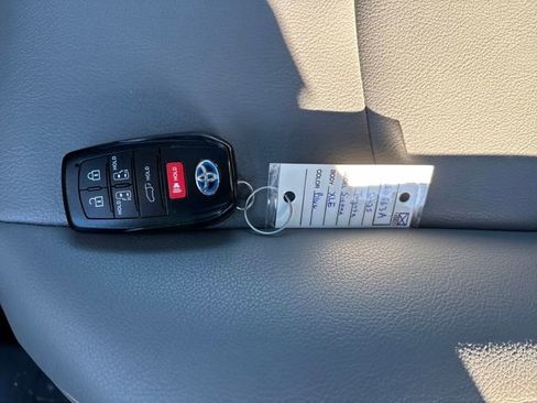 Used 2025 Toyota Sienna XLE image 31