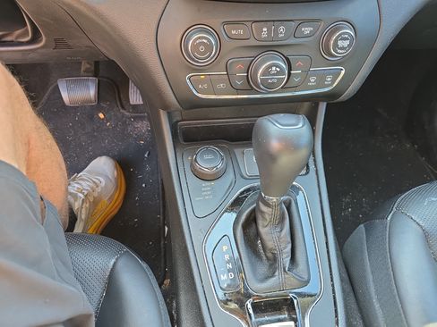 Used 2019 Jeep Cherokee Limited AWD/4WD image 21