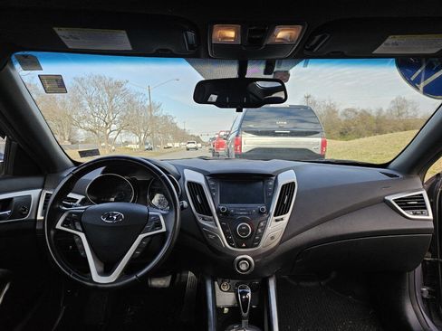 Used 2017 Hyundai Veloster Value Edition image 17