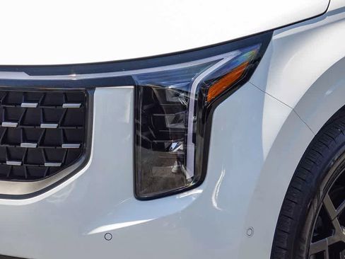 Certified 2025 Kia Carnival SX w/ SX Dark Edition Package FWD image 8