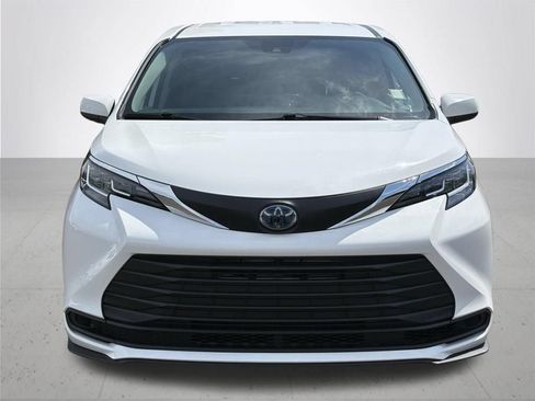 Used 2021 Toyota Sienna LE FWD image 3