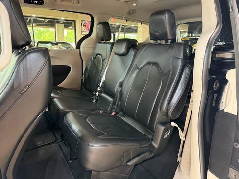 Used 2019 Chrysler Pacifica Touring-L FWD image 30