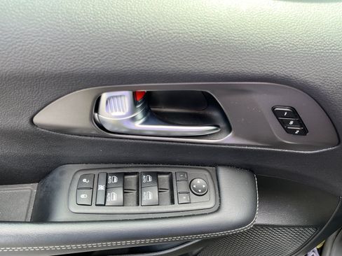 Used 2025 Chrysler Pacifica Select FWD image 16