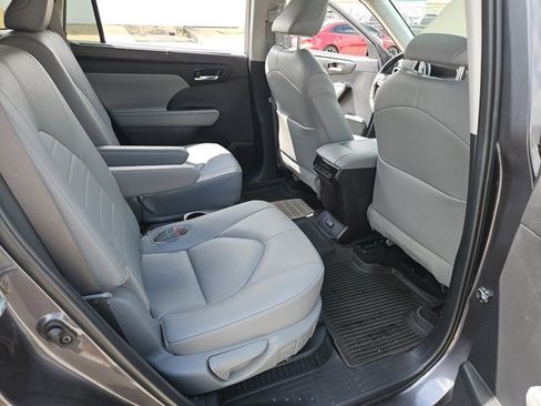 Used 2024 Toyota Highlander XLE AWD/4WD image 27