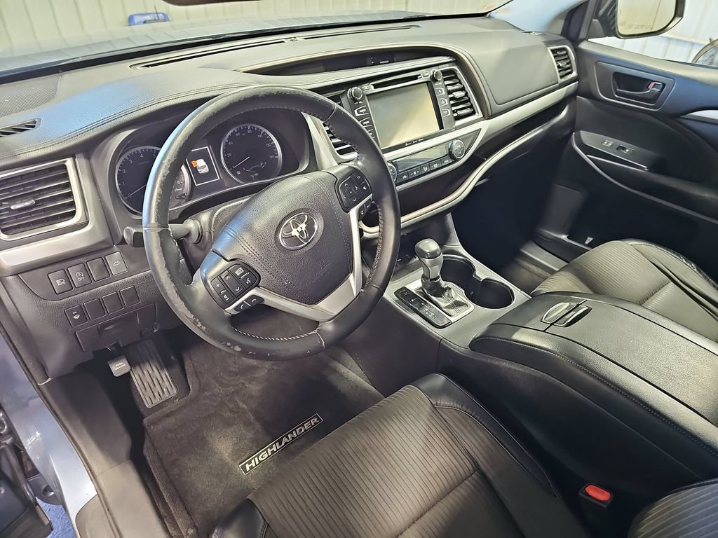 Used 2018 Toyota Highlander Plus w/ Carpet Mat Package (TMS) AWD/4WD image 17