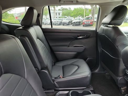Used 2024 Toyota Highlander XLE FWD image 32
