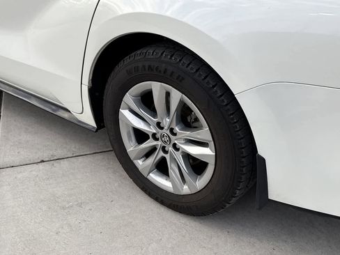 Used 2021 Toyota Sienna Limited image 8