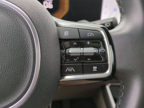 Used 2025 Kia Carnival FWD image 26