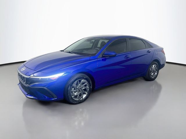 Used 2025 Hyundai Elantra Hybrid FWD image 5