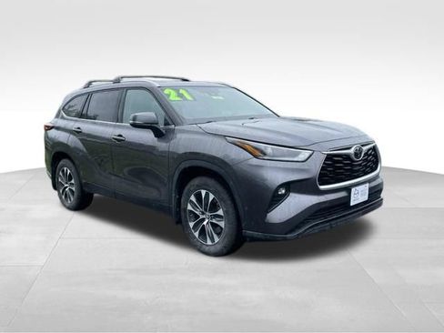 Used 2021 Toyota Highlander XLE AWD/4WD image 3