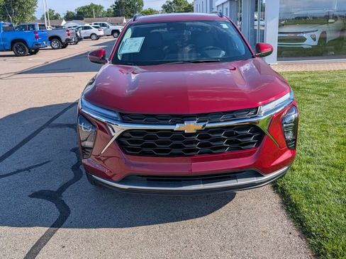 Used 2024 Chevrolet Trax LT w/ Driver Confidence Package FWD image 3