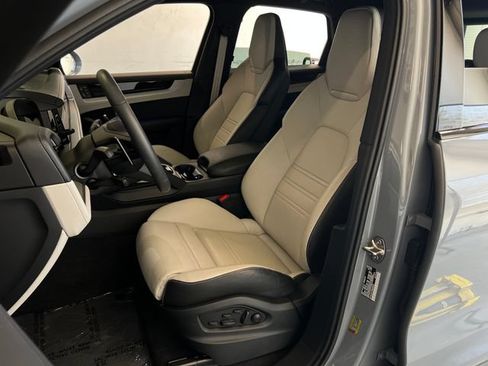 Used 2025 Porsche Cayenne S AWD/4WD image 33