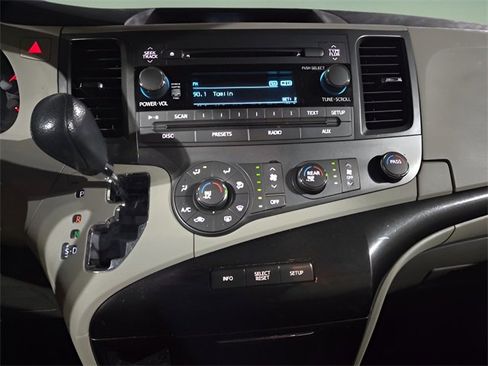 Used 2011 Toyota Sienna LE image 29