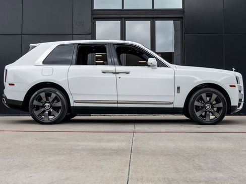 Used 2022 Rolls-Royce Cullinan image 12