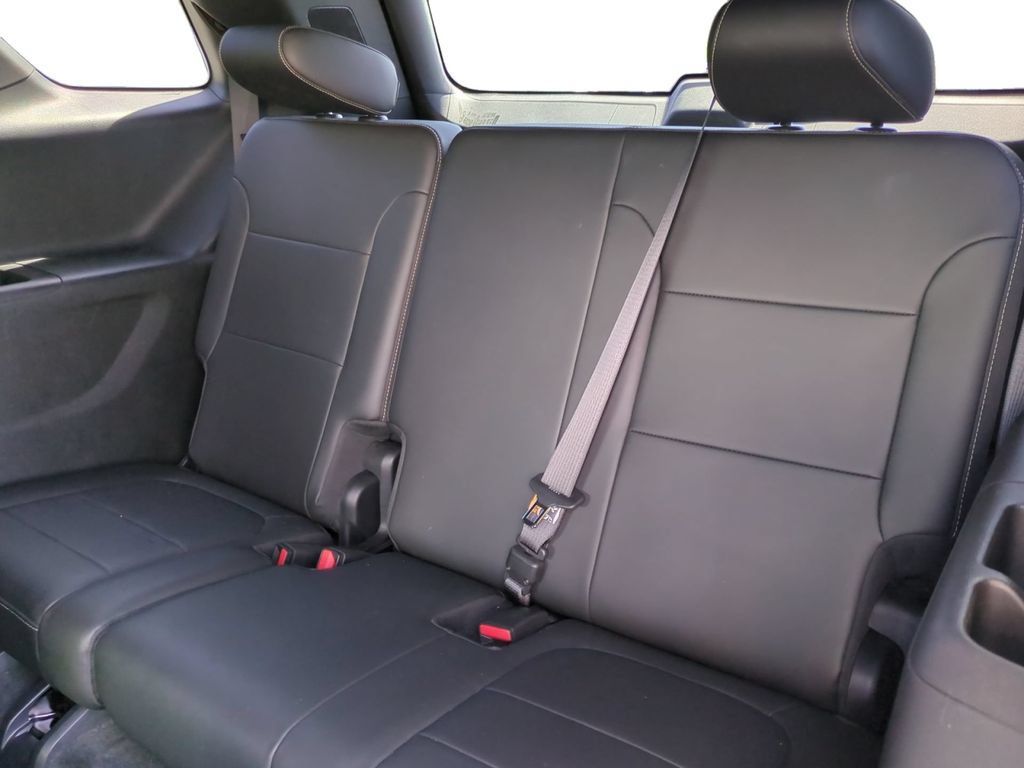 Used 2023 Chevrolet Traverse LT FWD image 15