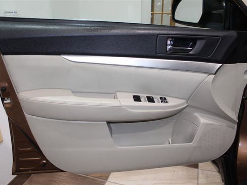 Used 2011 Subaru Outback 2.5i Premium image 27