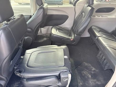 Used 2022 Chrysler Pacifica Touring-L FWD image 18