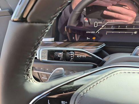 New 2026 Cadillac Escalade ESV Platinum Sport w/ LPO, ONYX Package image 33