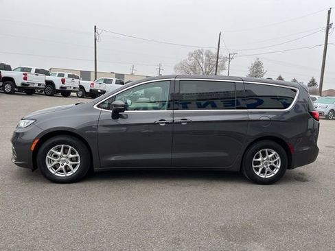 Used 2023 Chrysler Pacifica Touring-L image 8