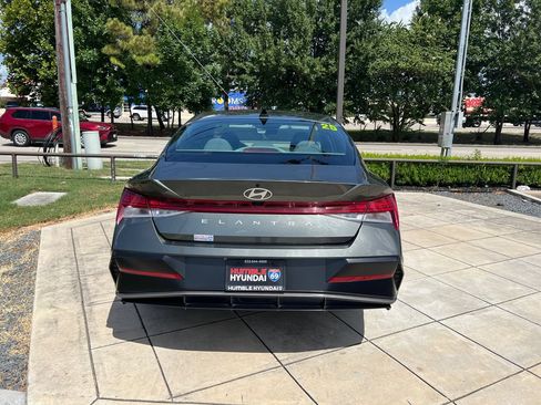 Used 2025 Hyundai Elantra SEL FWD image 12