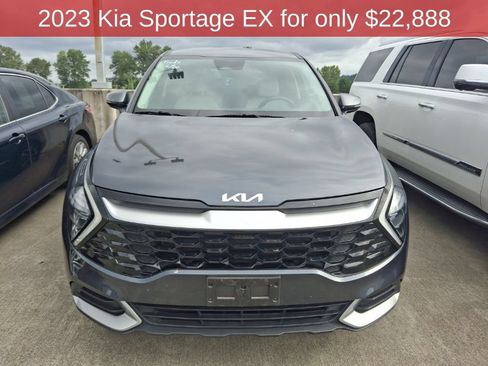 Used 2023 Kia Sportage EX FWD image 3