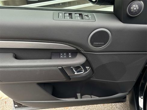 Used 2025 Land Rover Discovery Dynamic SE image 18