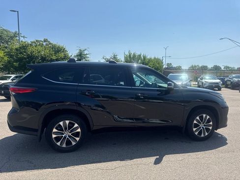 Used 2022 Toyota Highlander XLE AWD/4WD image 11