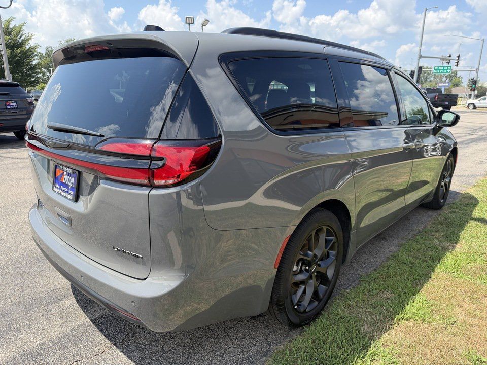 Used 2025 Chrysler Pacifica Limited FWD image 5