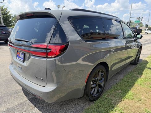 Used 2025 Chrysler Pacifica Limited FWD image 5